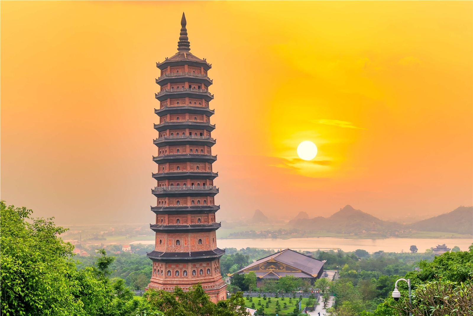 Du khách có thẻ đến thăm các công trình cổ như cố đô Hoa Lư, chùa Bái Đính, v.v.
